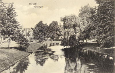 2380 Gezicht over de Stadsbuitengracht te Utrecht uit het noordoosten vanaf de Herenbrug met links de Maliesingel en ...